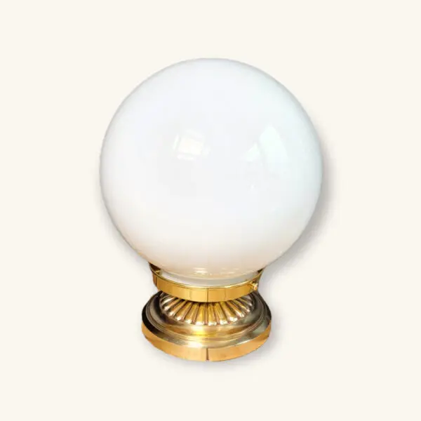 Lampe laiton globe opaline blanche 01
