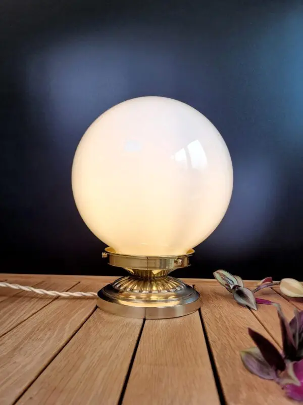 Lampe laiton globe opaline blanche 02