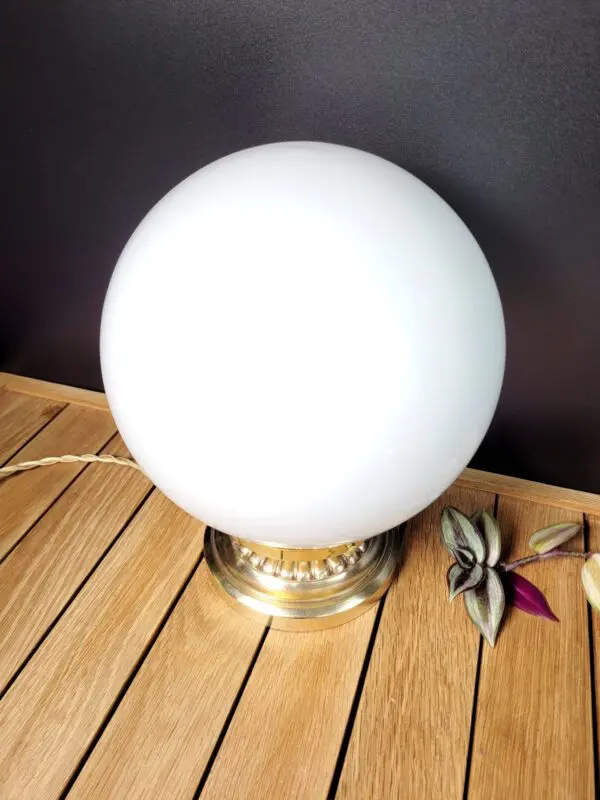 Lampe laiton globe opaline blanche 04