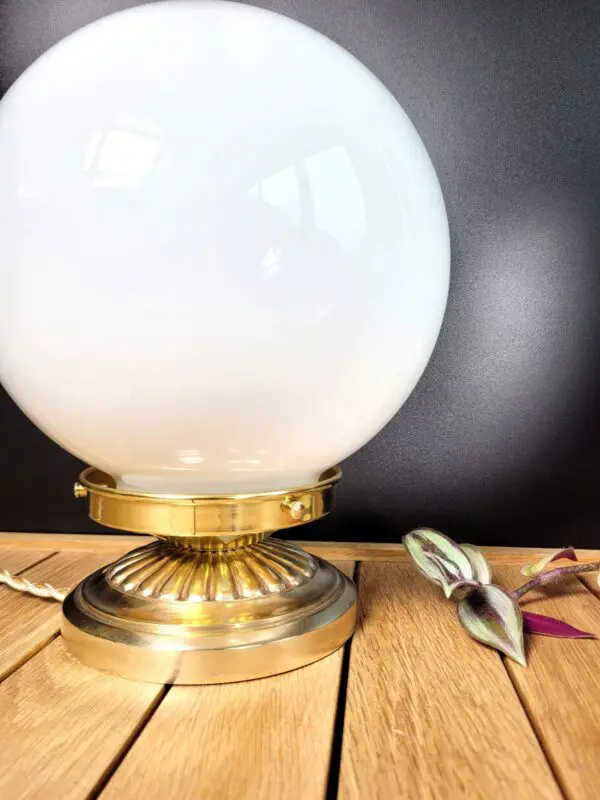 Lampe laiton globe opaline blanche 05