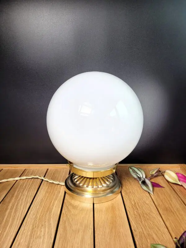 Lampe laiton globe opaline blanche 06