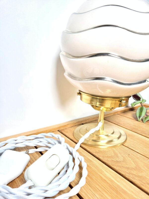 Lampe laiton globe vintage opaline blanche