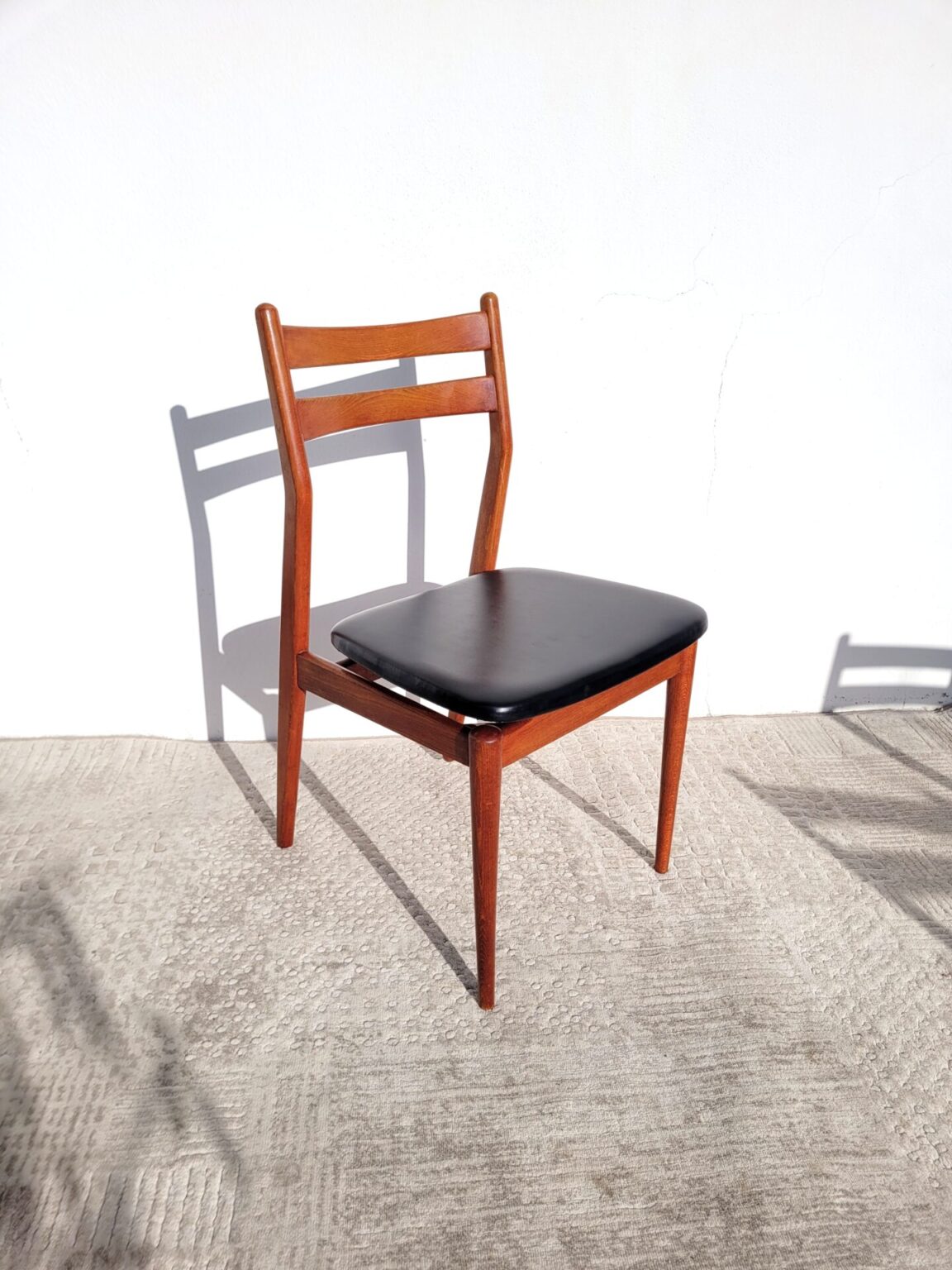 4 Chaises scandinaves en teck et skaï - Chaises et fauteuils - Le Mobilier | French Lagom