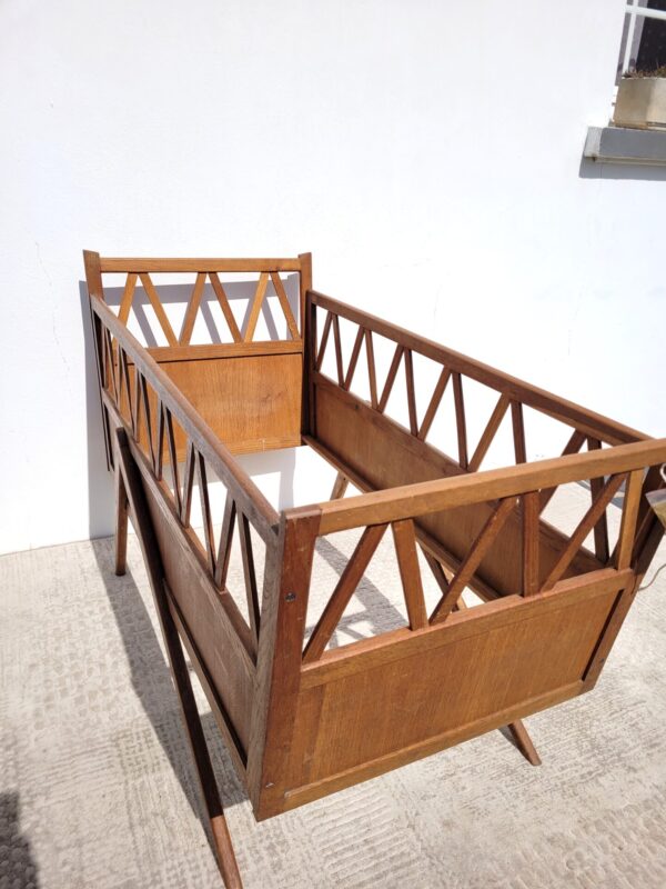 Lit enfant en bois pieds compas 1960 02