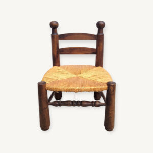 Chaise basse en bois tourné et paille 01
