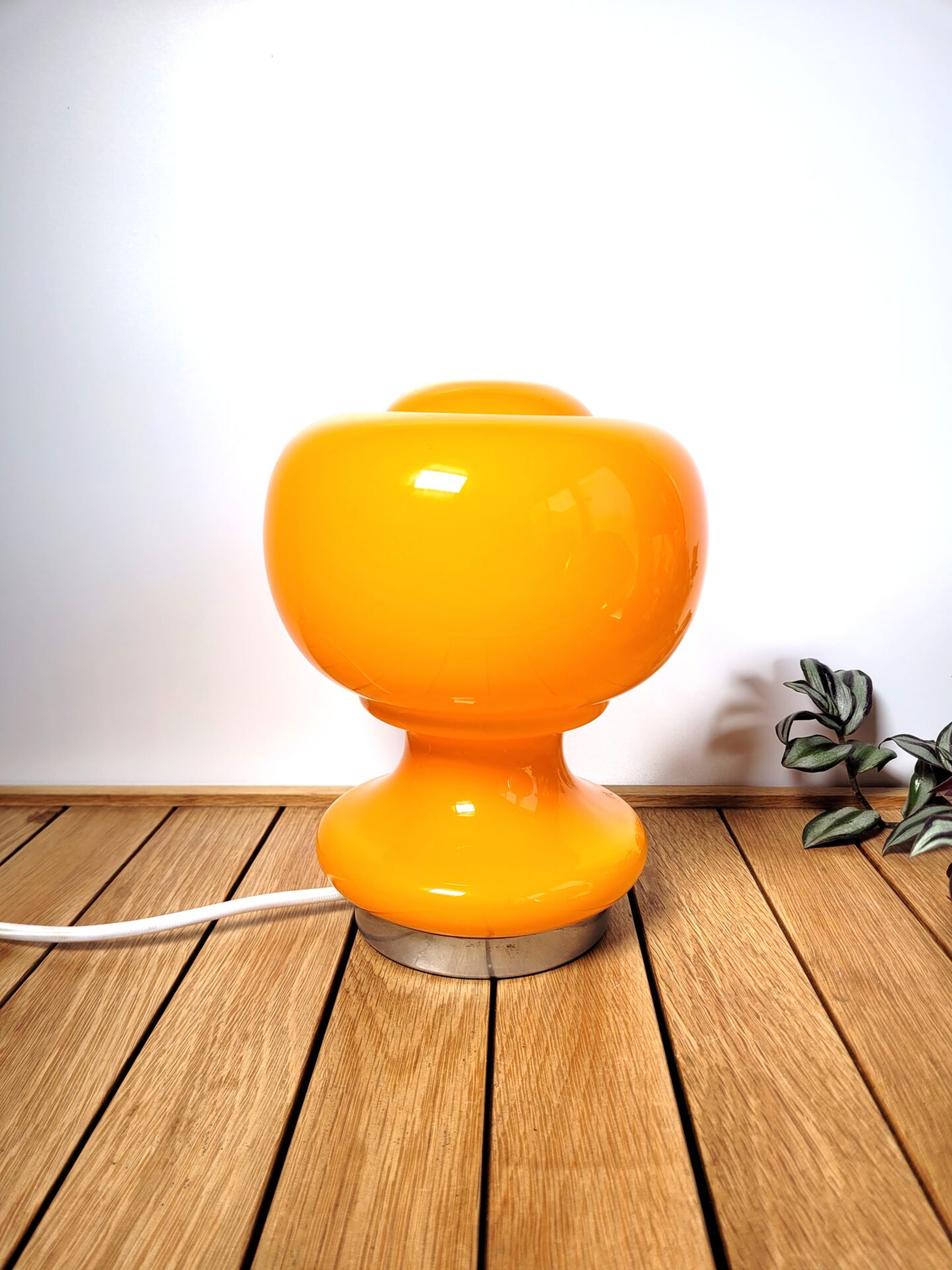 https://coucouretro.fr/wp-content/uploads/2023/06/Lampe-champignon-en-verre-opalin-orange-vintage-1970-07.jpeg