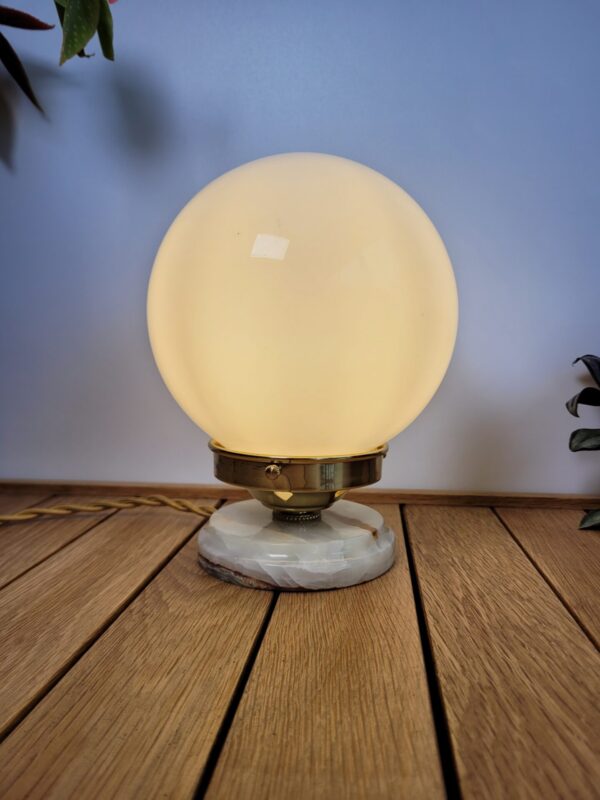 Lampe globe vintage en opaline et onyx 02