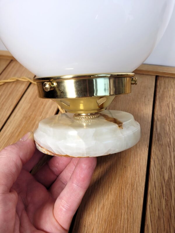 Lampe globe vintage en opaline et onyx 03