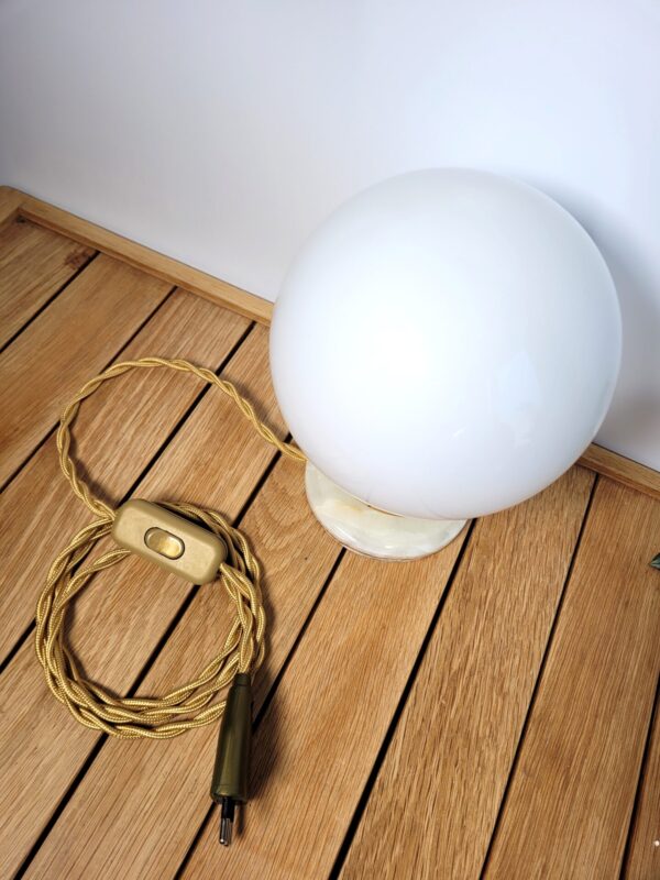 Lampe globe vintage en opaline et onyx 04