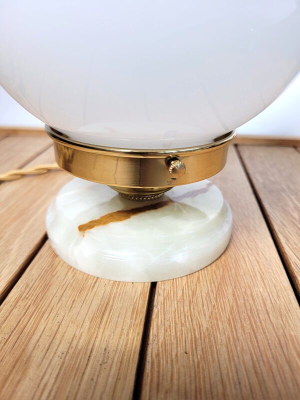 Lampe globe vintage en opaline et onyx 05