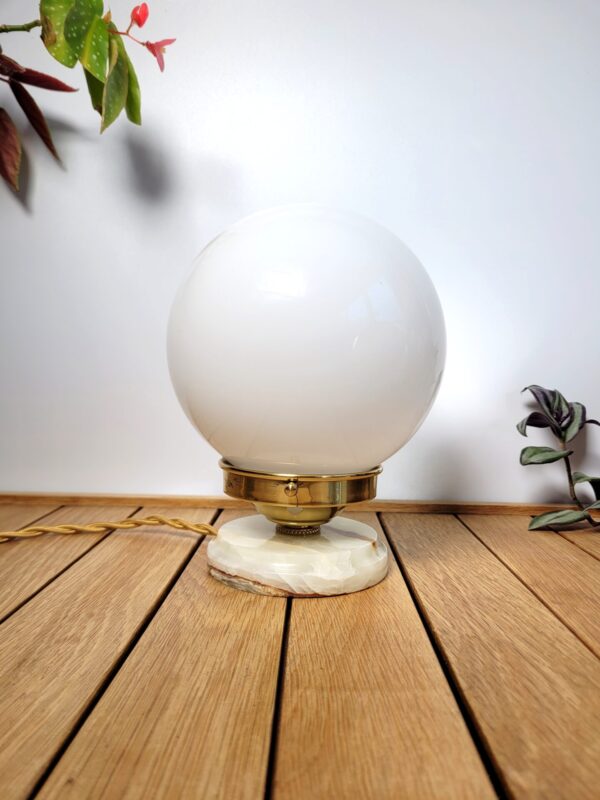 Lampe globe vintage en opaline et onyx 06