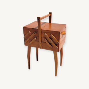 Petite travailleuse sur pieds boîte à couture 01