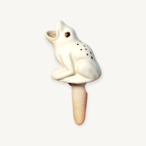 Reserve à eau grenouille en céramique pour plantes 01