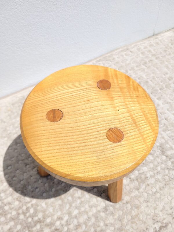 Tabouret bas tripode en frêne 04