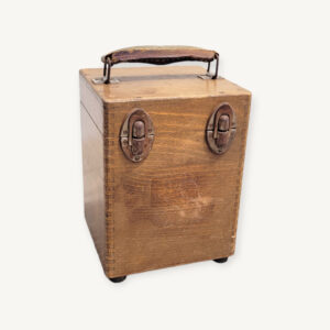 Boîte en bois ancienne poignée cuir 01