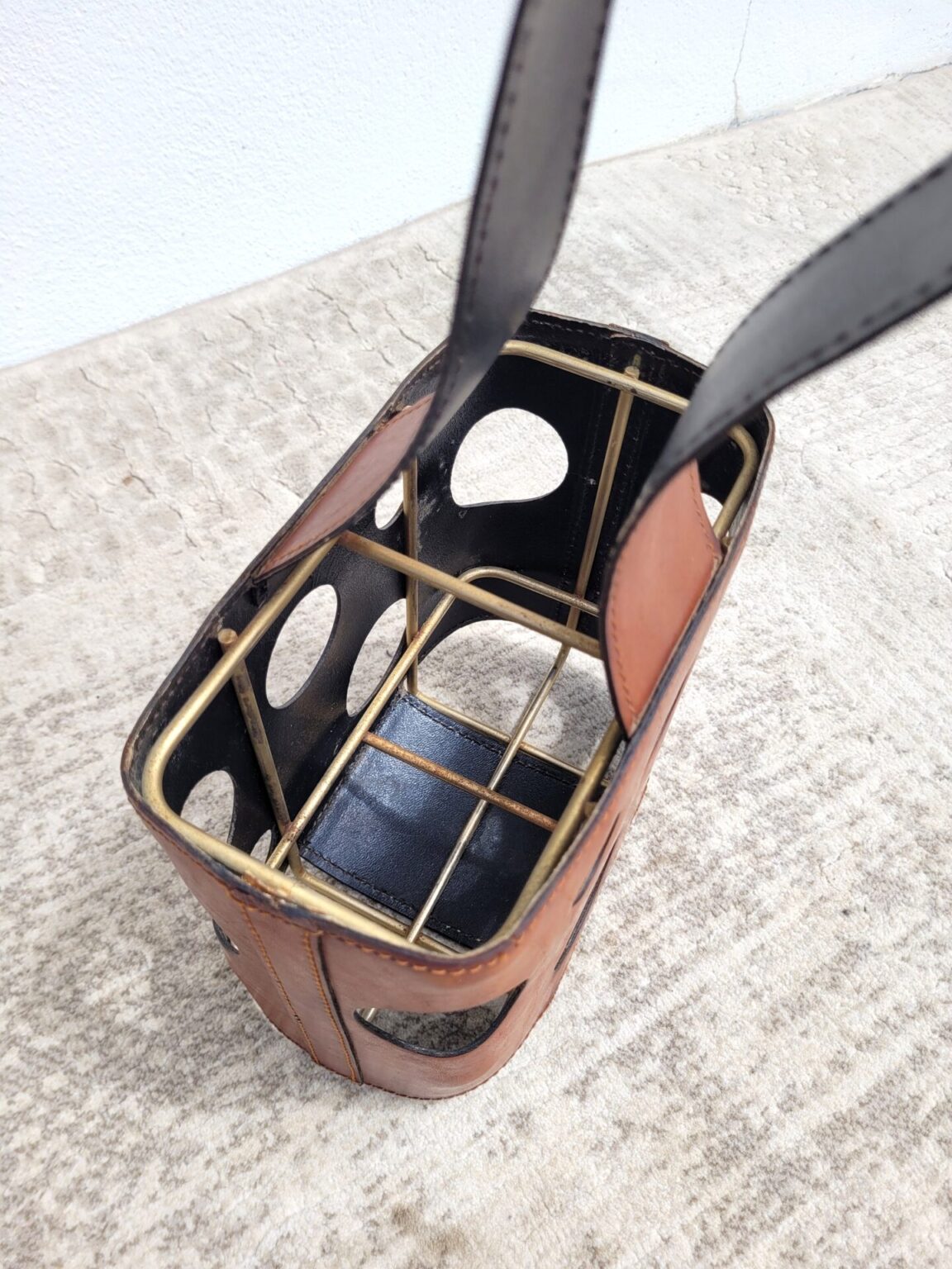 Porte bouteilles cuir années 60 - Complément d'objets