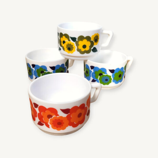 Set de 4 tasses vintages Lotus de Arcopal 01