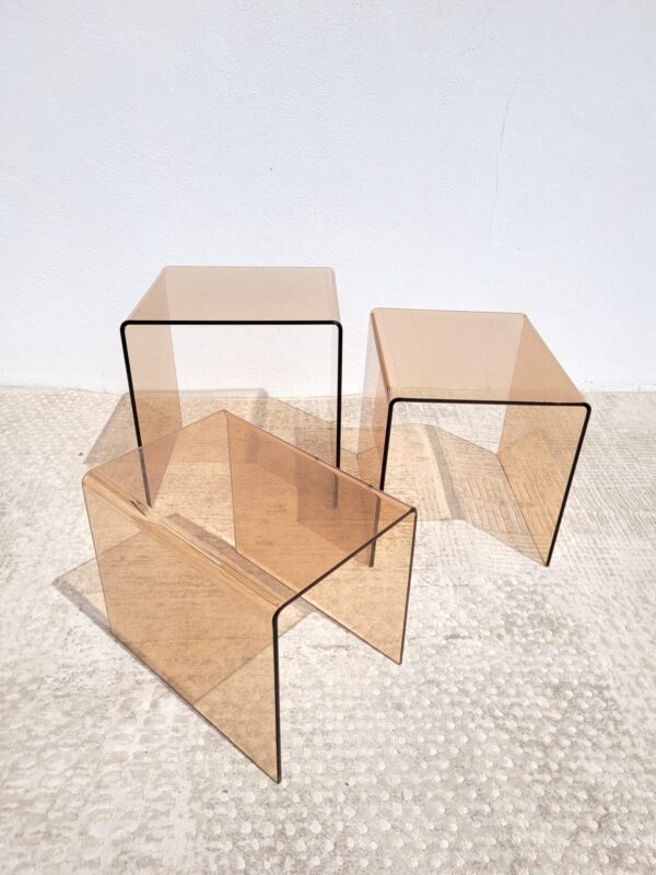 Tables basses gigognes en plexiglas fumé 1970 05