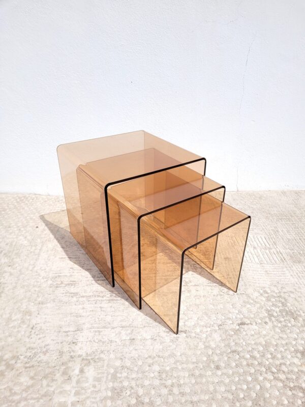 Tables basses gigognes en plexiglas fumé 1970 06