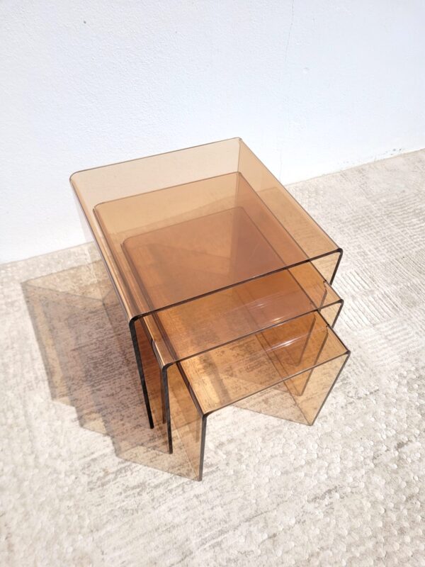 Tables basses gigognes en plexiglas fumé 1970 07