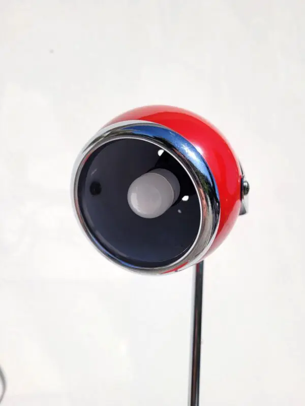 Lampe eyeball rouge et chrome 04