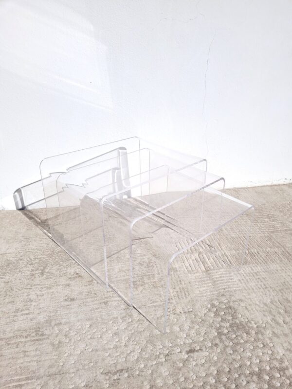 Tables basses gigognes en plexiglas 01