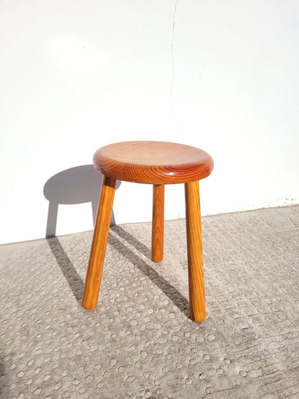 Tabouret bas tripode en pin 01