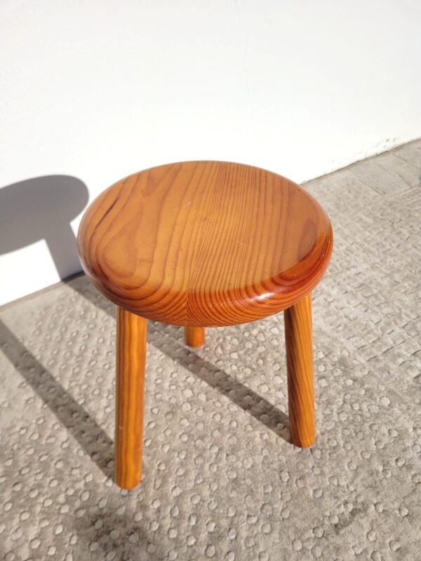 Tabouret bas tripode en pin 02