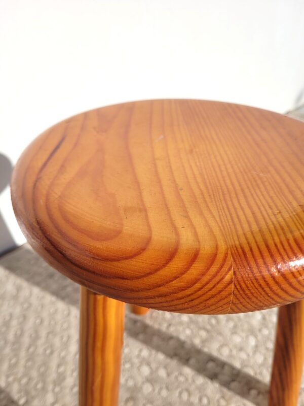 Tabouret bas tripode en pin 03
