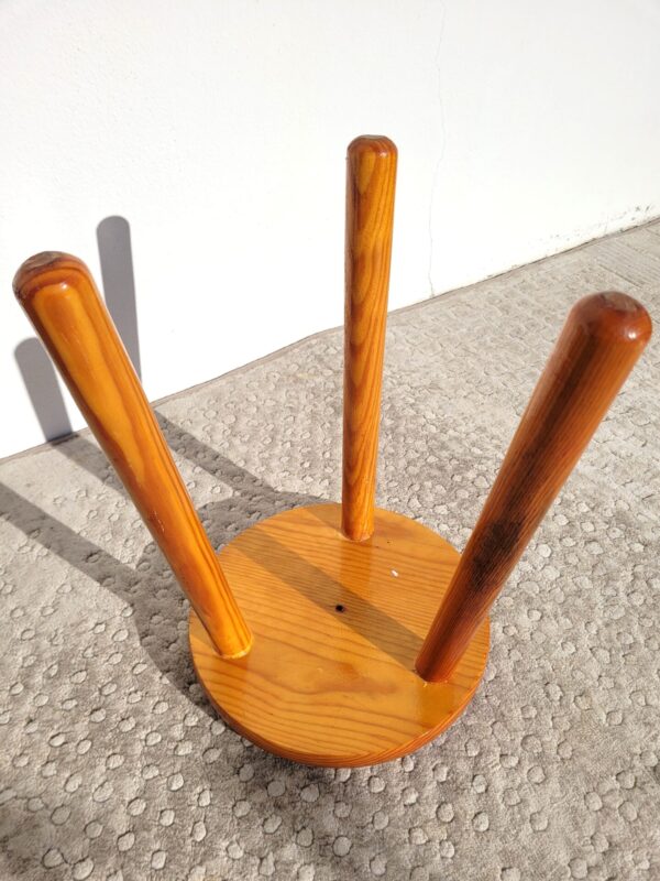 Tabouret bas tripode en pin 04