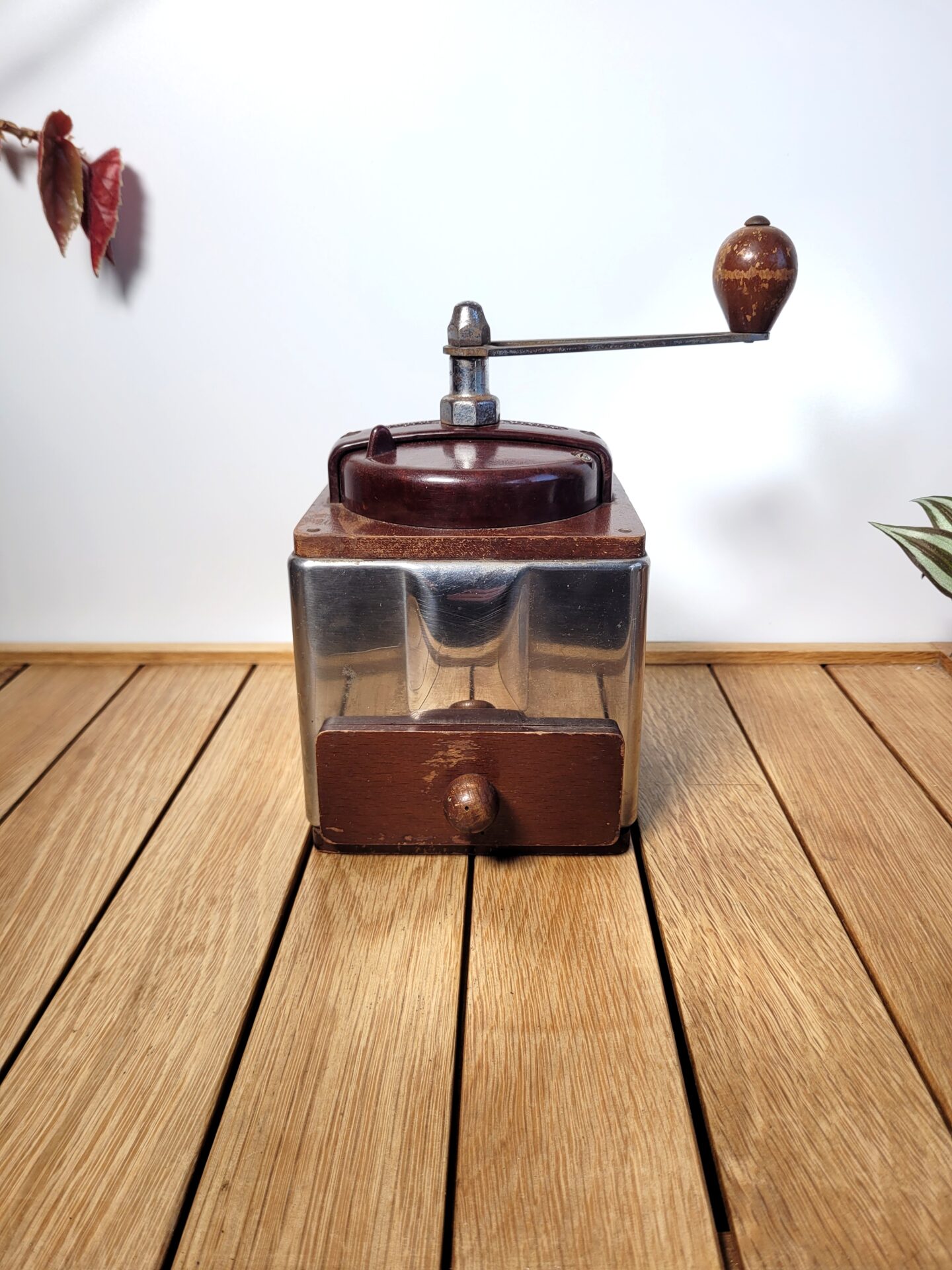 Moulin à café ancien Peugeot Frères bakélite 01
