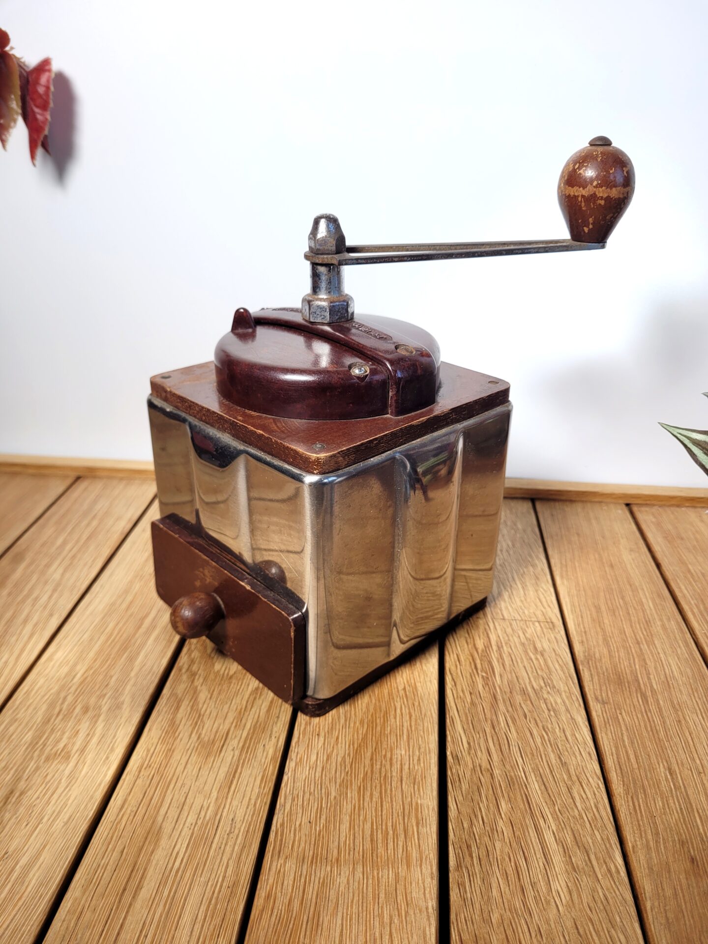 Moulin à café ancien Peugeot Frères bakélite 02