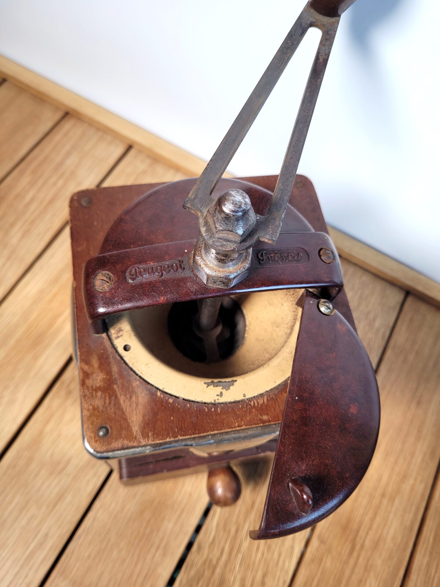 Moulin à café ancien Peugeot Frères bakélite 03