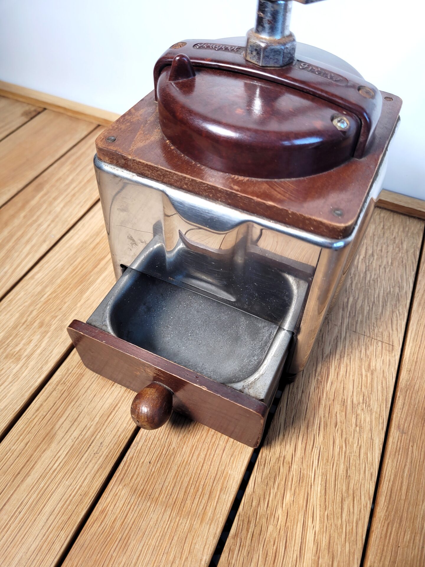 Moulin à café ancien Peugeot Frères bakélite 04