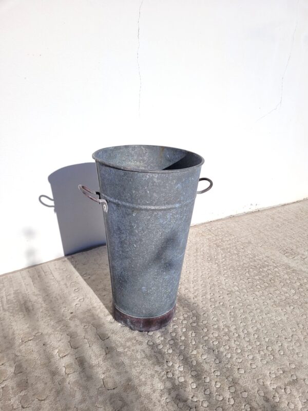 Ancien pot de fleuriste en zinc 01