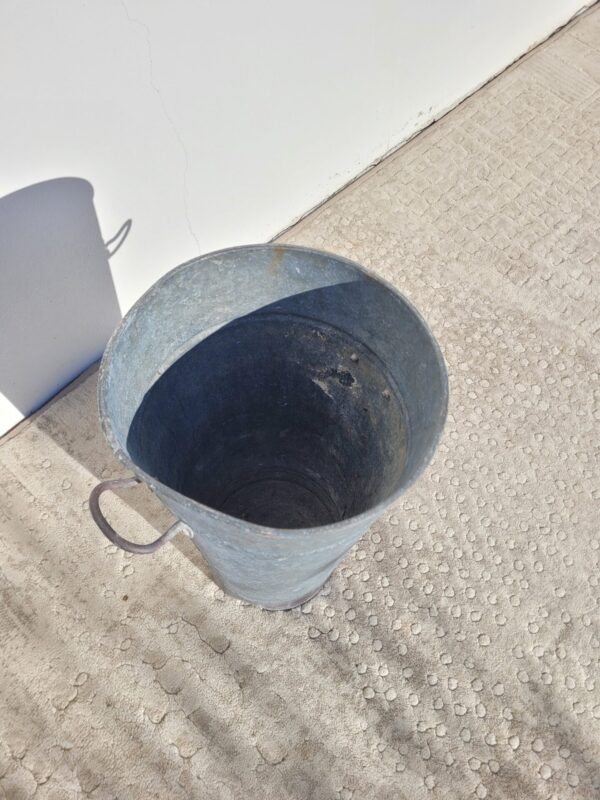 Ancien pot de fleuriste en zinc 02