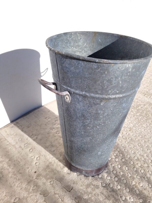 Ancien pot de fleuriste en zinc 03