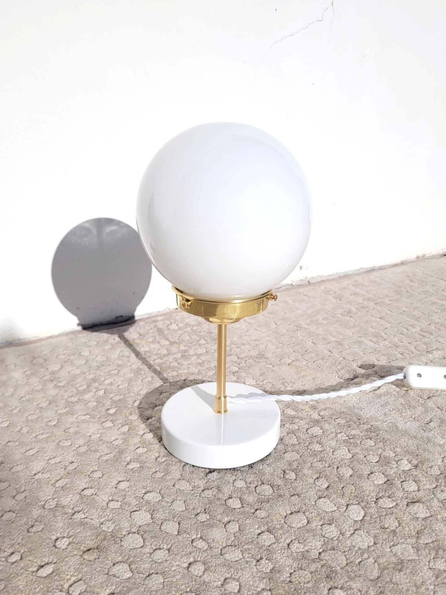 Lampe Globe Opaline Et Laiton Coucou Retro