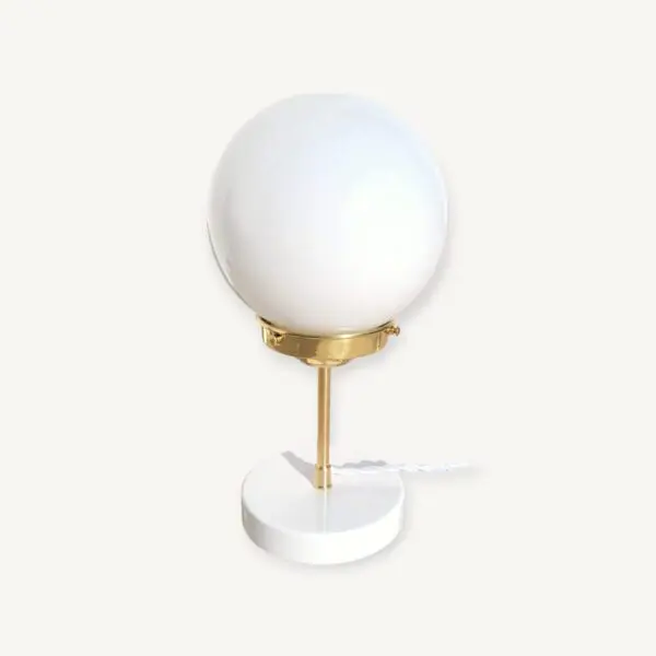 Lampe globe opaline et laiton 06