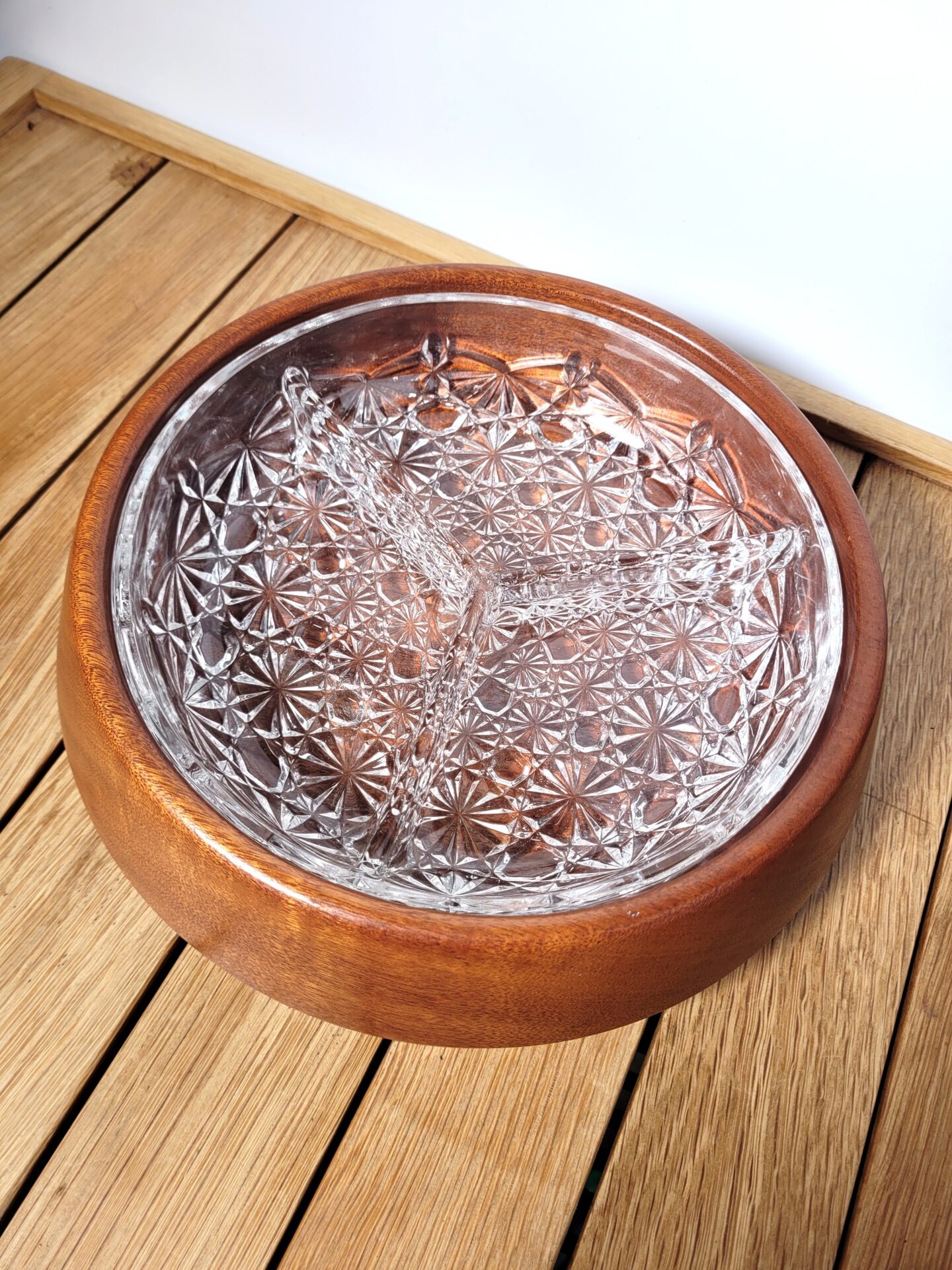 Plat de service vintage UK bois et verre ciselé 03