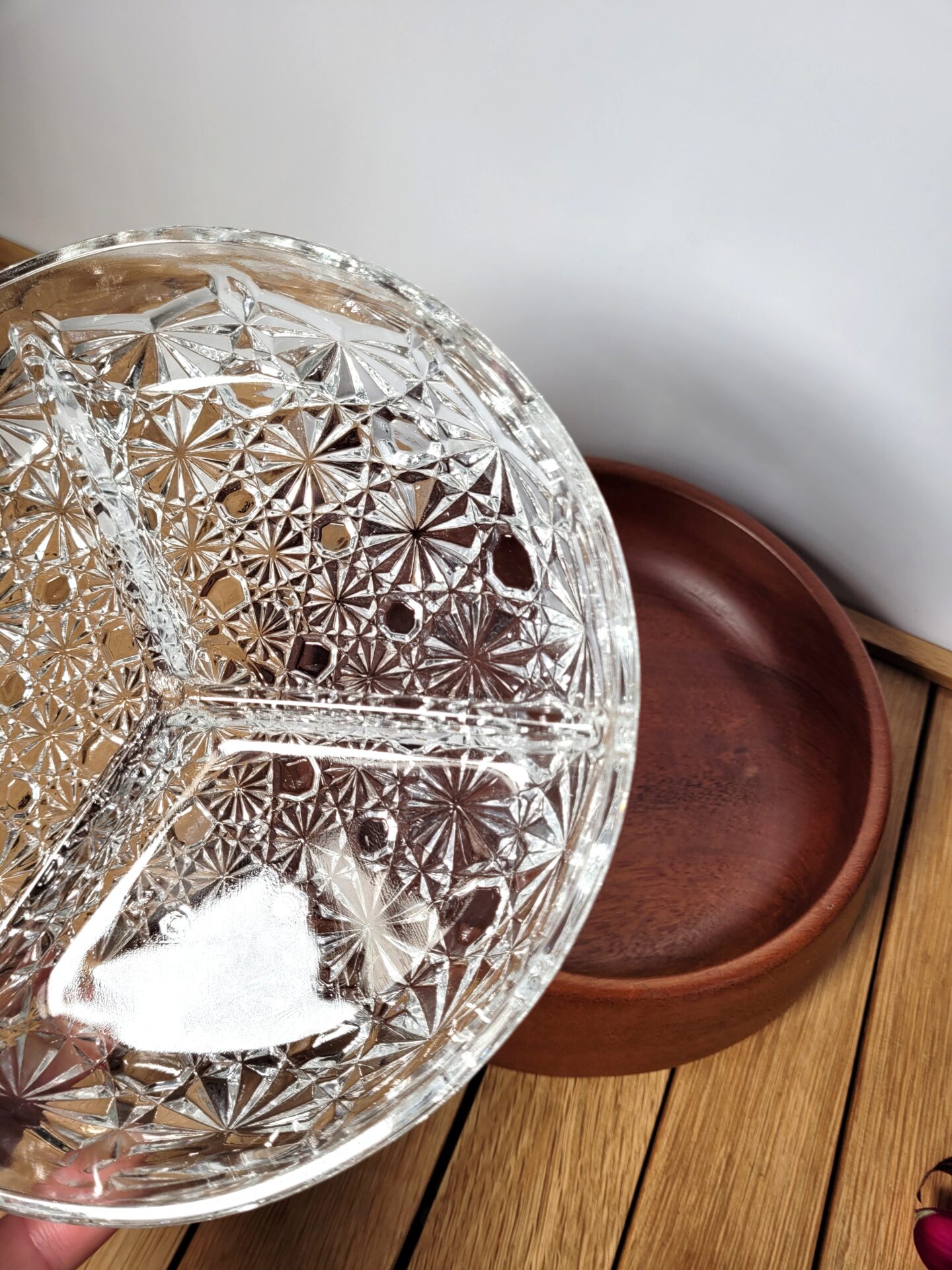 Plat de service vintage UK bois et verre ciselé 04