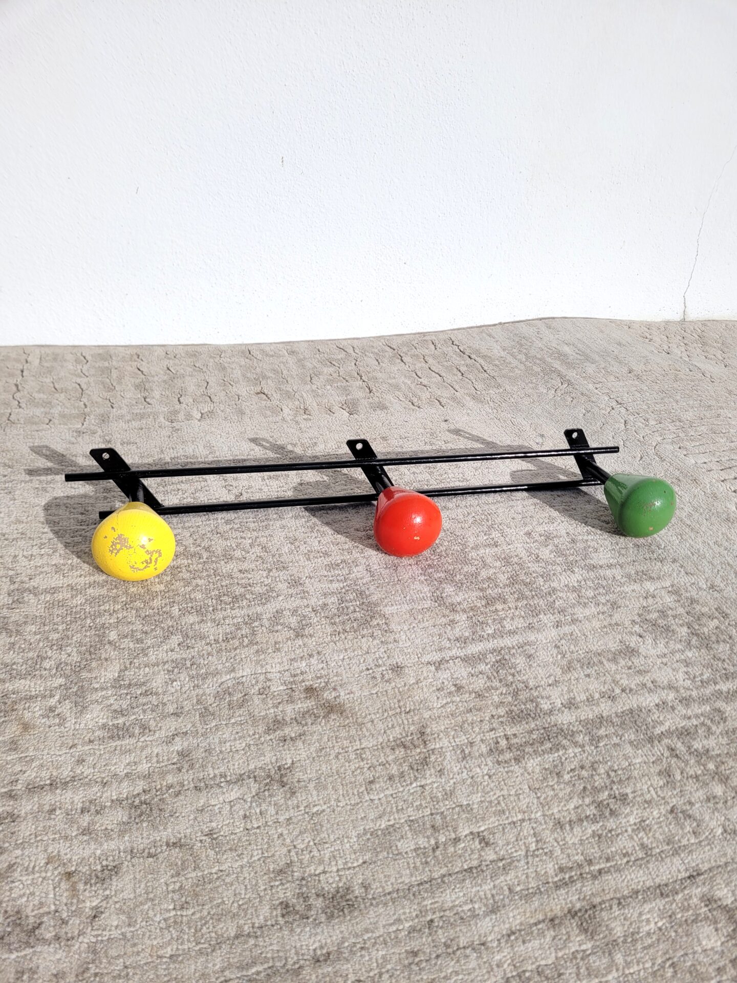Porte manteaux murale vintage boules colorées 60s 01