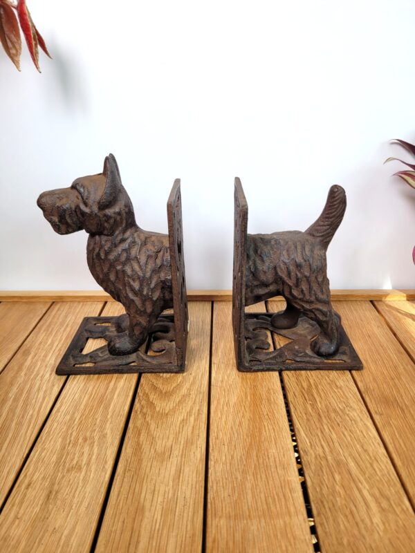 Serres livres chien Scottish terrier en fonte 01