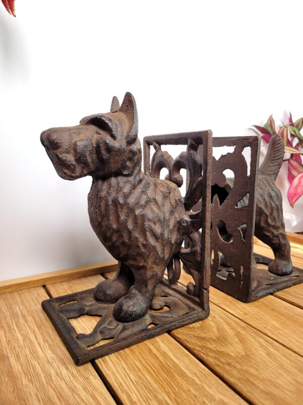 Serres livres chien Scottish terrier en fonte 02