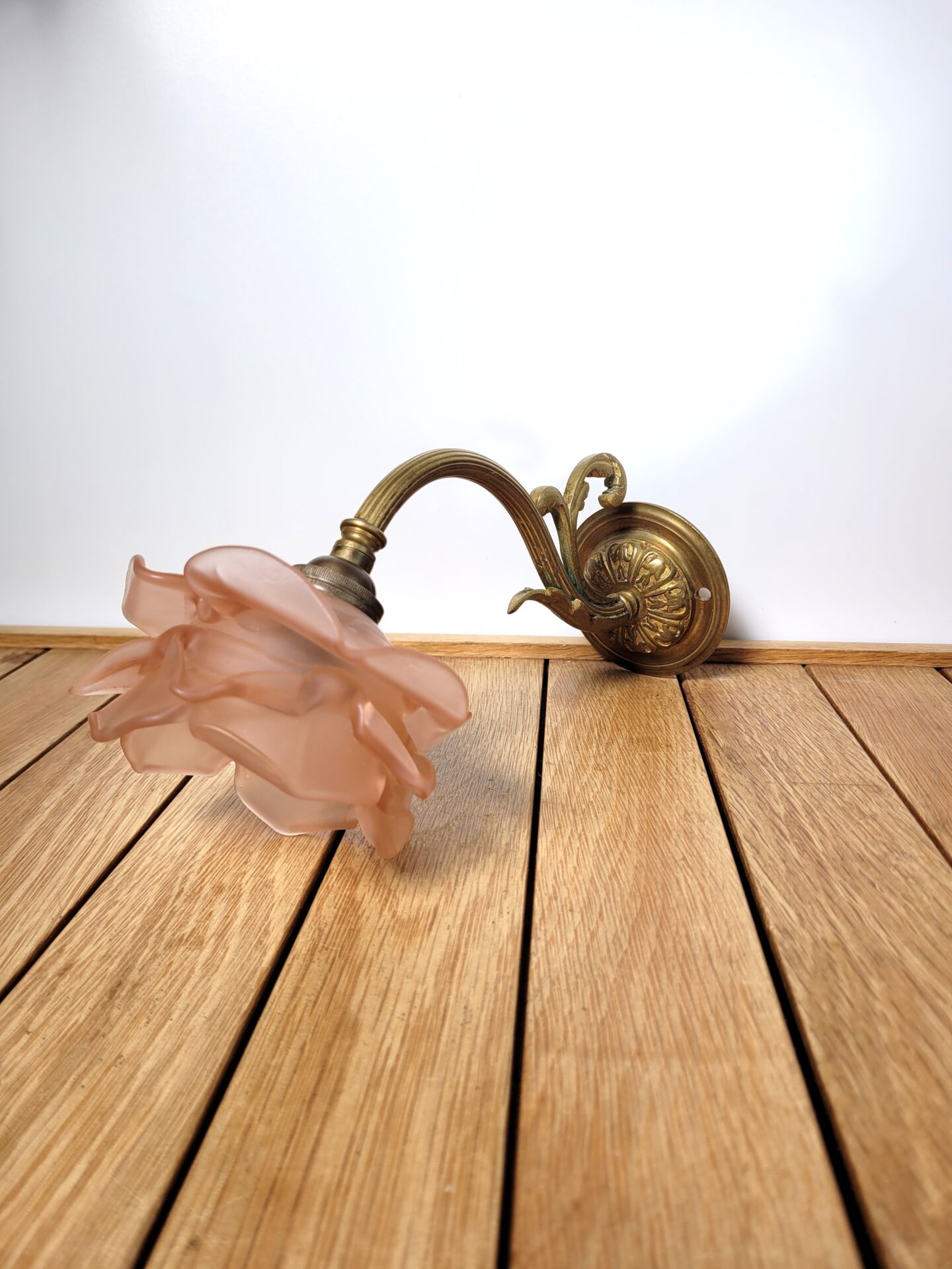 Lampe d'applique ancienne rose et laiton doré 01