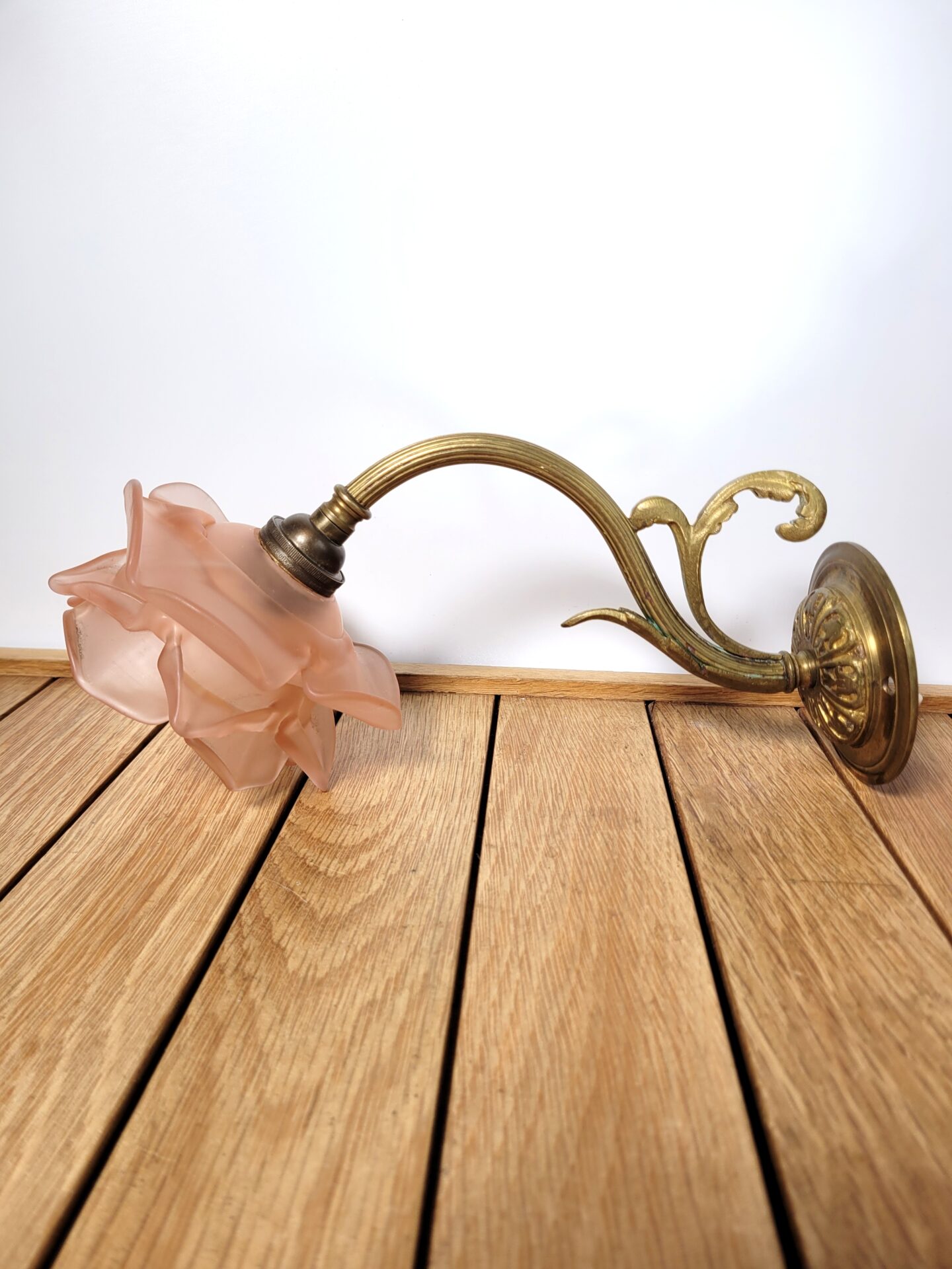 Lampe d'applique ancienne rose et laiton doré 02