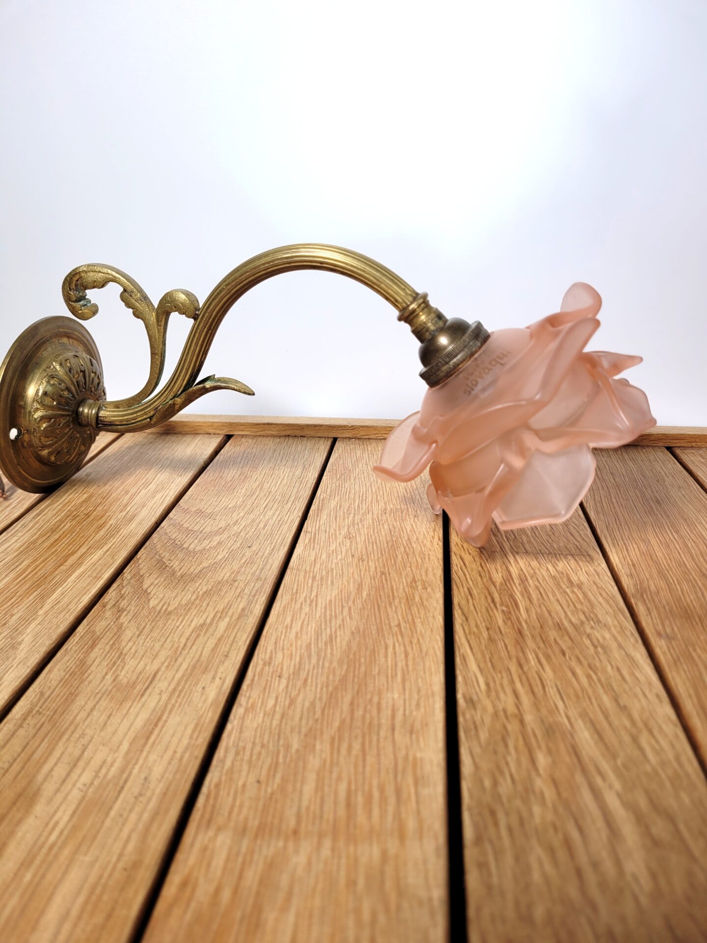 Lampe d'applique ancienne rose et laiton doré 03