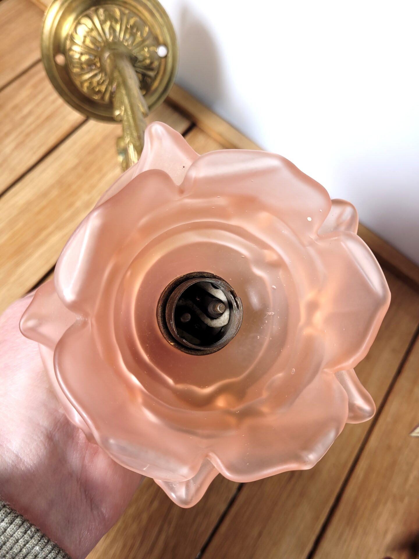 Lampe d'applique ancienne rose et laiton doré 06