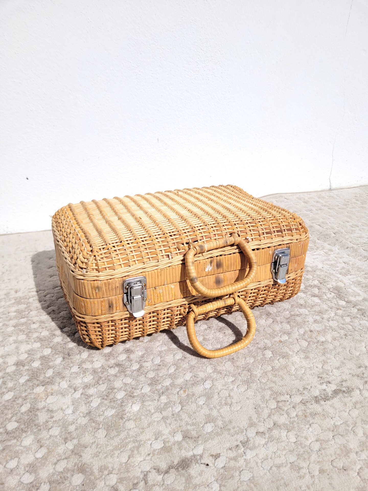 Valise en rotin vintage 70s 01