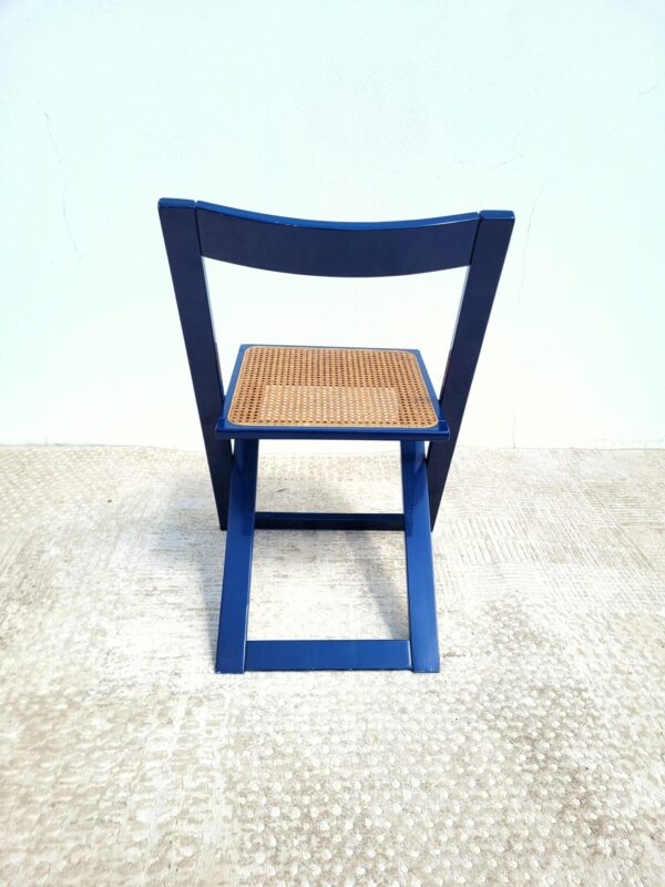 Chaise bleue pliante cannée design 03